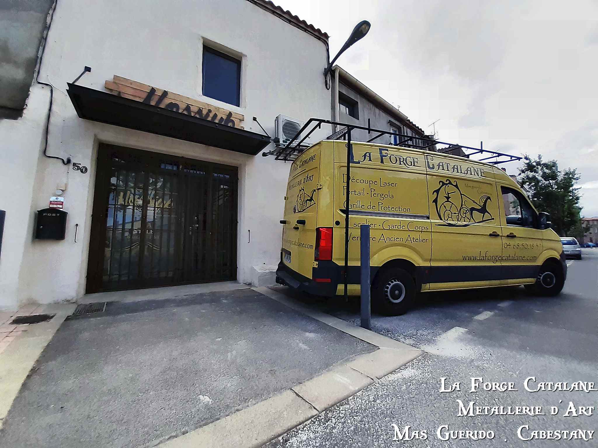 enseigne decoupe laser casquette grille articulee 4 vantaux forge catalane.jpg